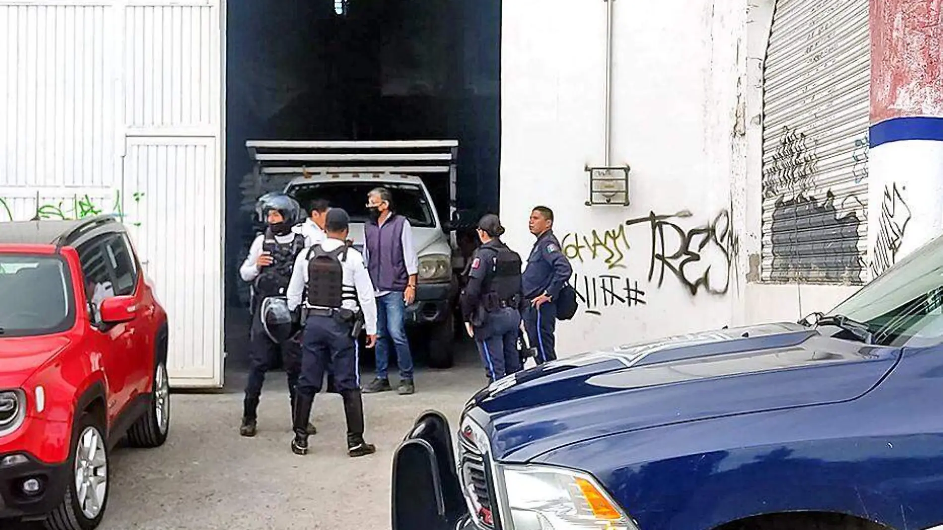 policias en empresa asaltada